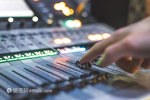 录音室中的专业音乐制作 录音制作工程师的艺术与科技