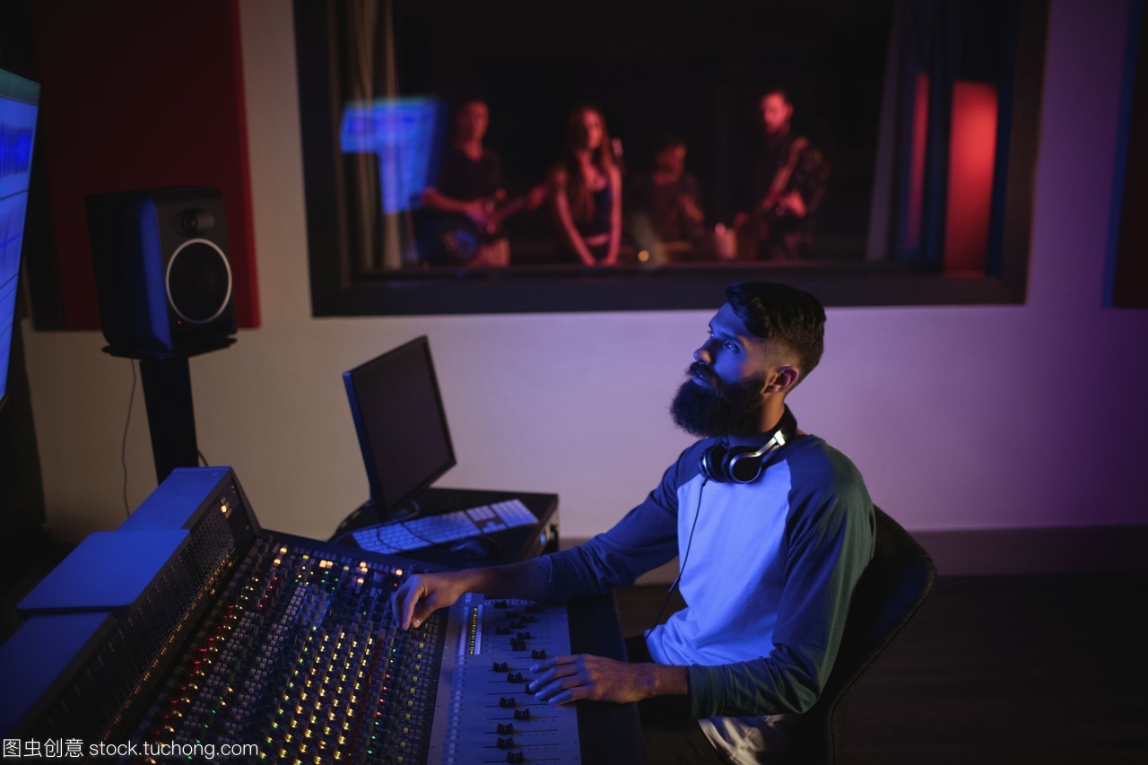 音乐作曲家的录音室之旅 从创作到成品的艺术过程